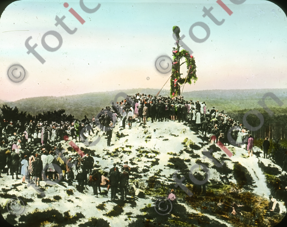 Bergfest auf dem Questenberg I Mountain festival on the Questenberg (foticon-simon-168-058.jpg)